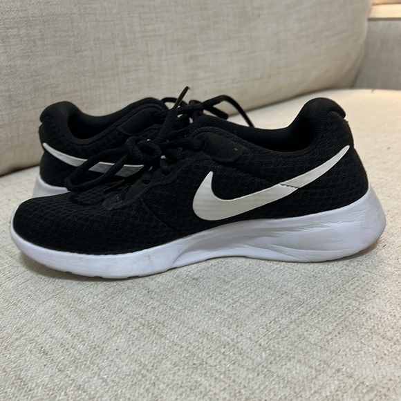 Women’s Black & White Nike - Picture 2 of 9